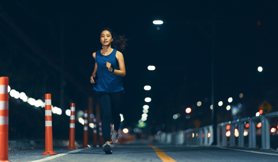 Kobieta biega noc po miecie